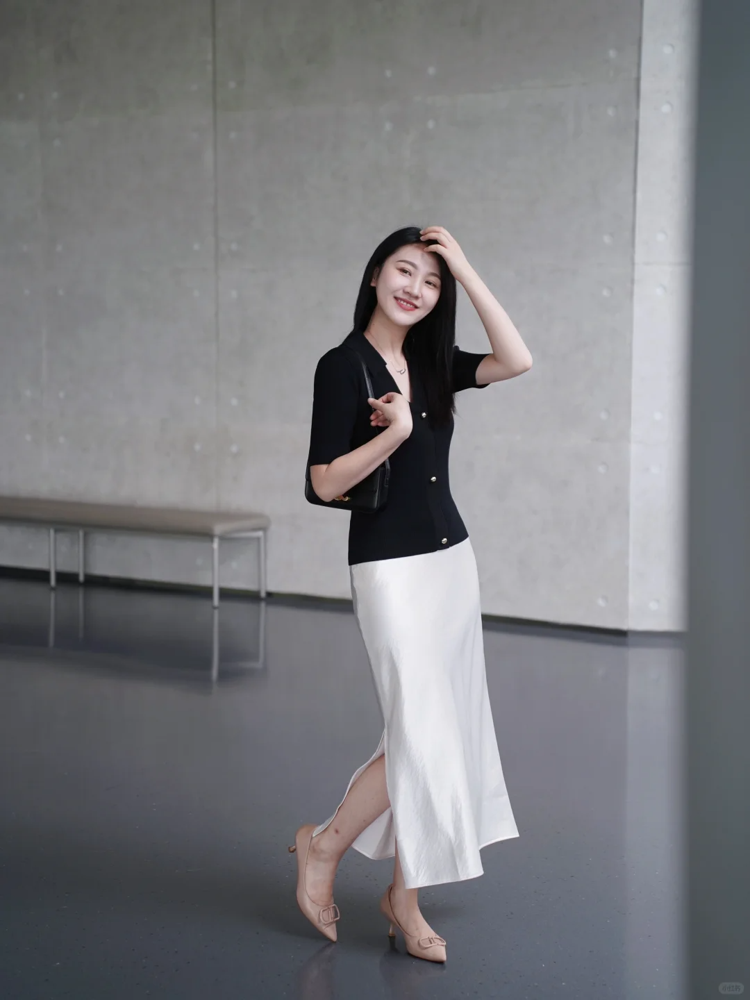 30岁职场女性的通勤穿搭可以选择极简气质风