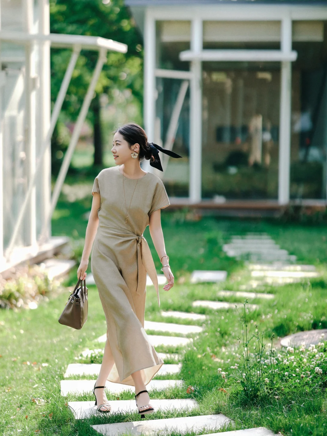 30岁以上的穿搭分享,尤其是35岁以上的女性,越简单的穿搭越能展现气质