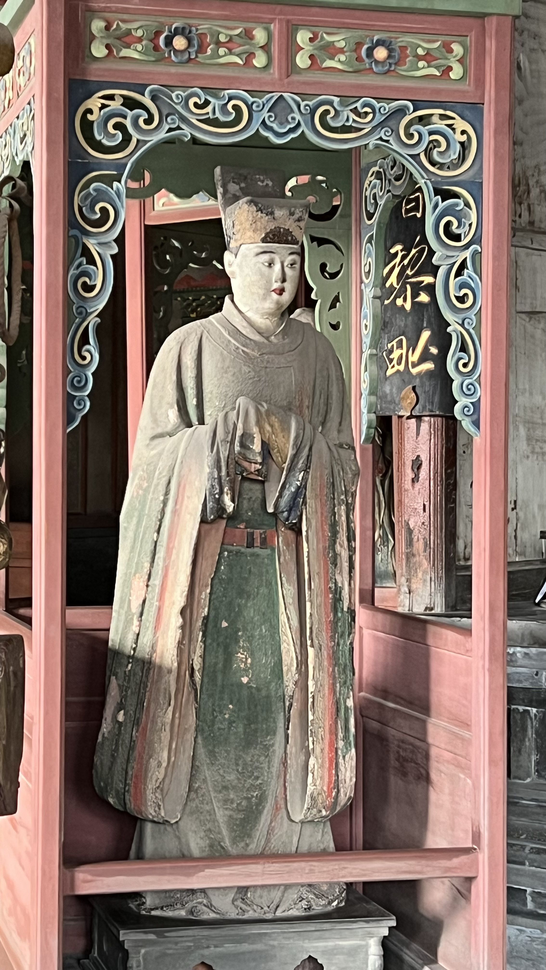 晋祠圣母殿内的宋代彩塑,是宋代宫廷生活的真实写照,特别是殿内的侍女