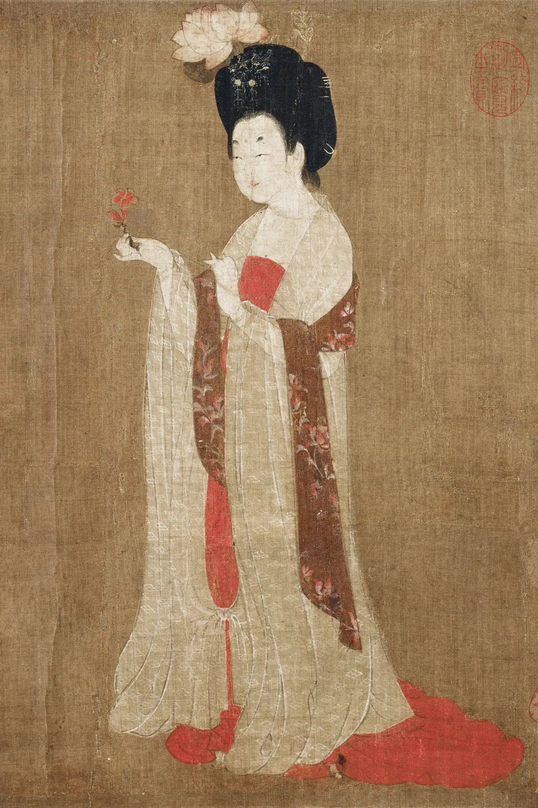 新城长公主为唐太宗和长孙皇后幼女,唐太宗时期,高发髻风尚自宫廷流入