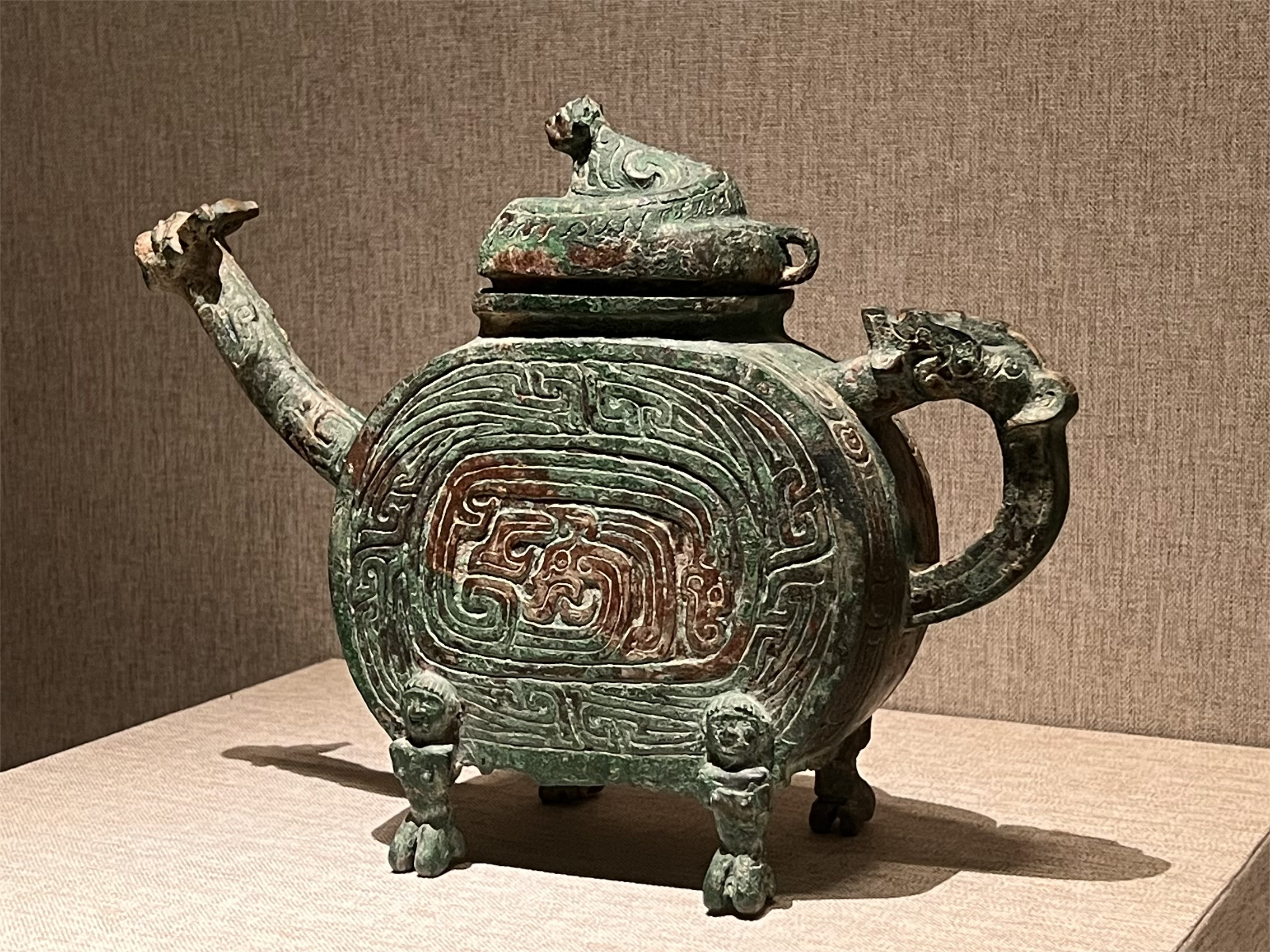 今天为大家介绍的是西周晚期的蟠龙纹铜盉,1990年河南省三门峡市虢国