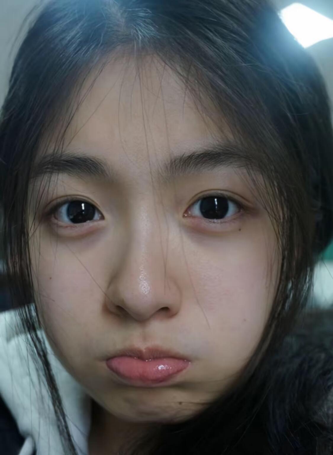 咱主打一个真实,不搞那些虚头巴脑的美颜滤镜.就是要告诉大家,素颜