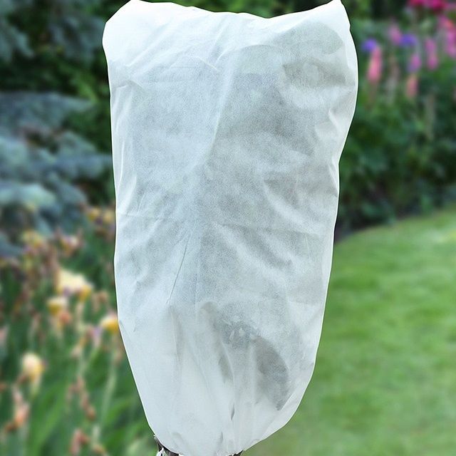 植物防寒罩在冬季可有效减少低温,霜冻和寒风对植物的伤害,但