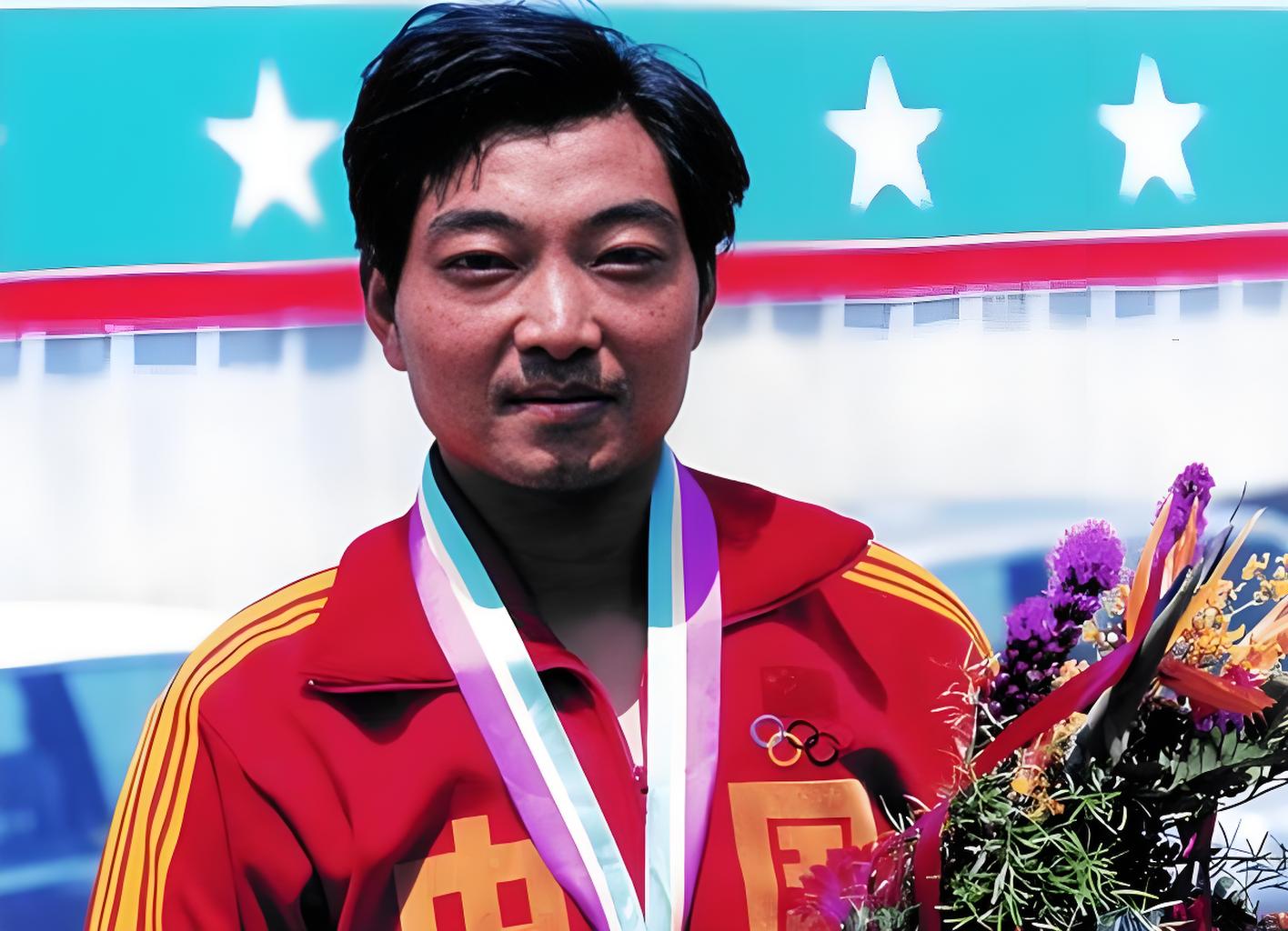 许海峰,他在1984年洛杉矶奥运会上以566环的成绩夺得男子自选手枪慢射