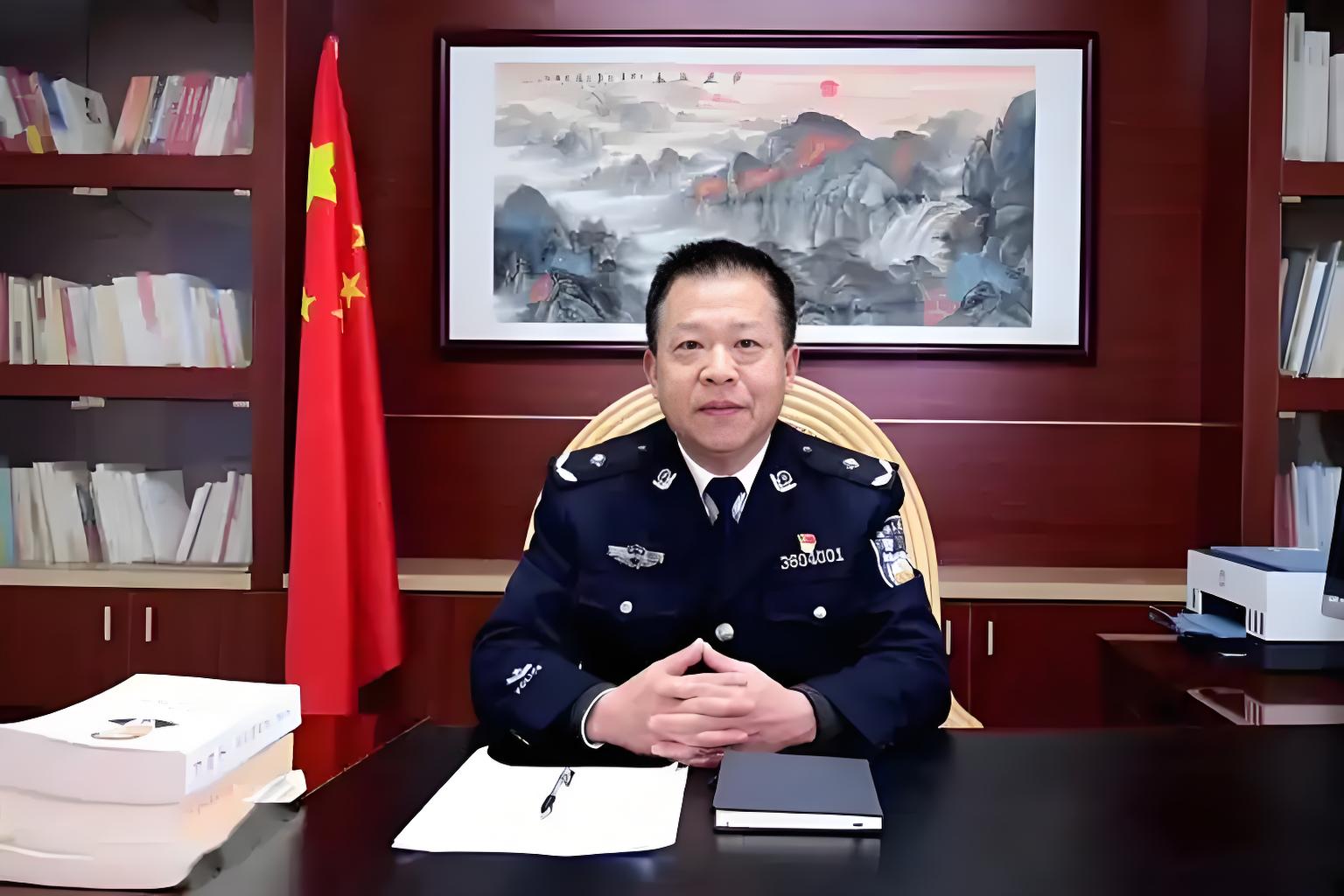 监狱长的行政级别并非固定,而是取决于其所在监狱的隶属关系和重倚栽