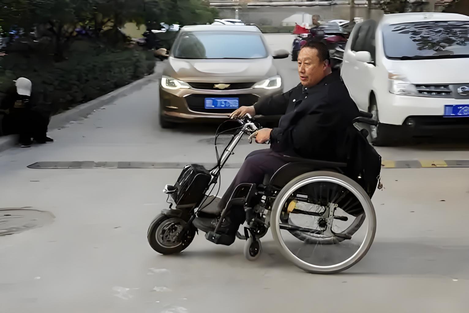 小时候他被车撞了,腿永远落下了残疾