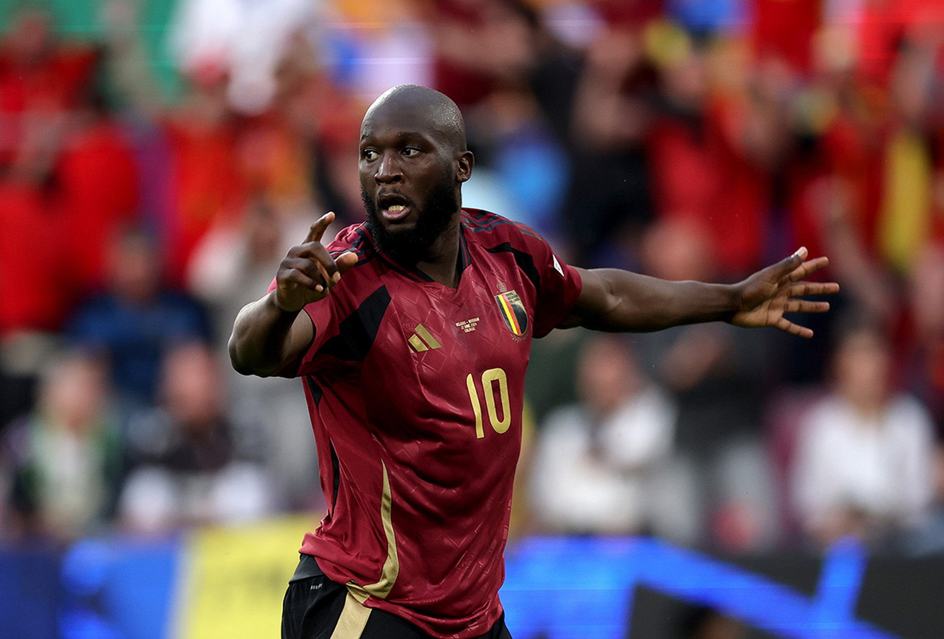 上一场对阵斯洛伐克的比赛卢卡库打进两球都被吹了,本场对阵罗马尼亚