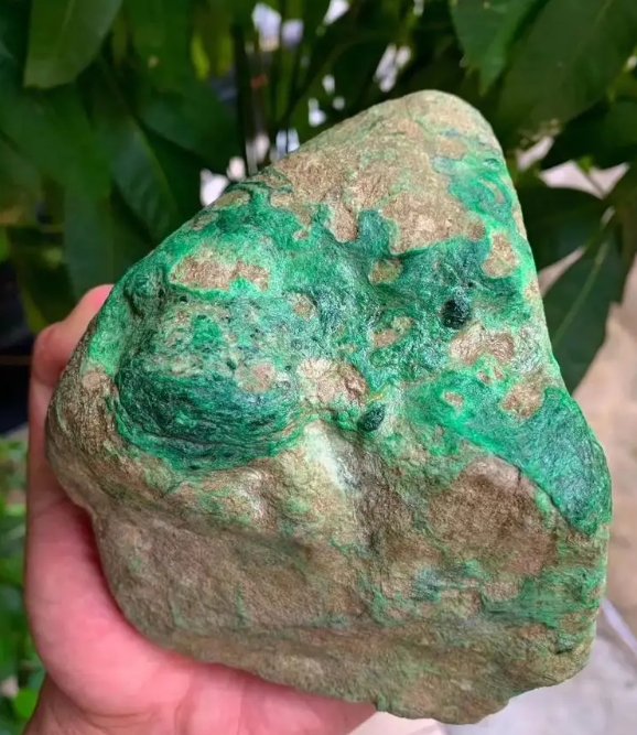 点击头像看直播# #翡翠原石#翡翠原石的裂纹主要分为两种类型:倘换