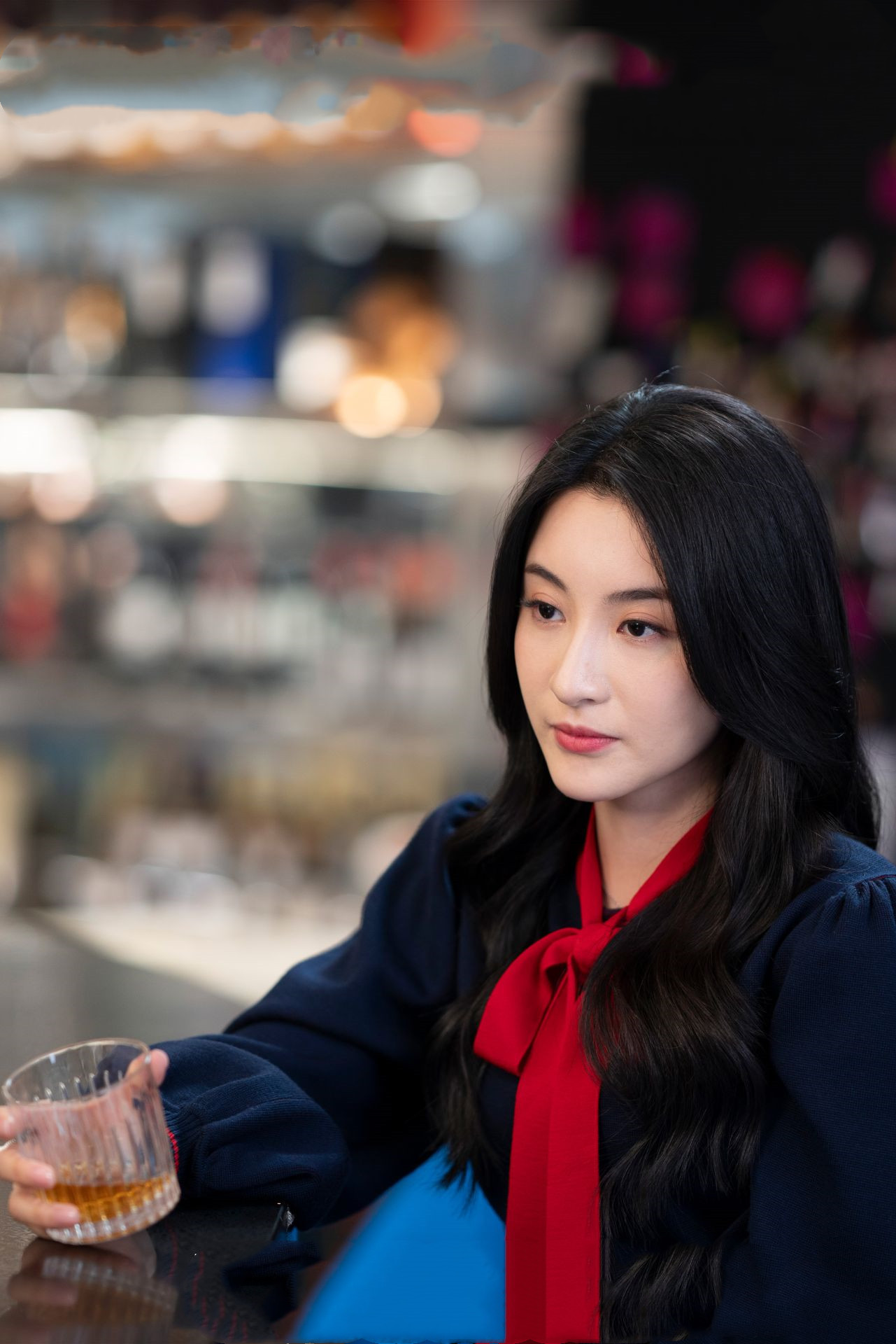 杨怡饰演的余满月是当地非常著名的一位女公关多年以来她早已树立了