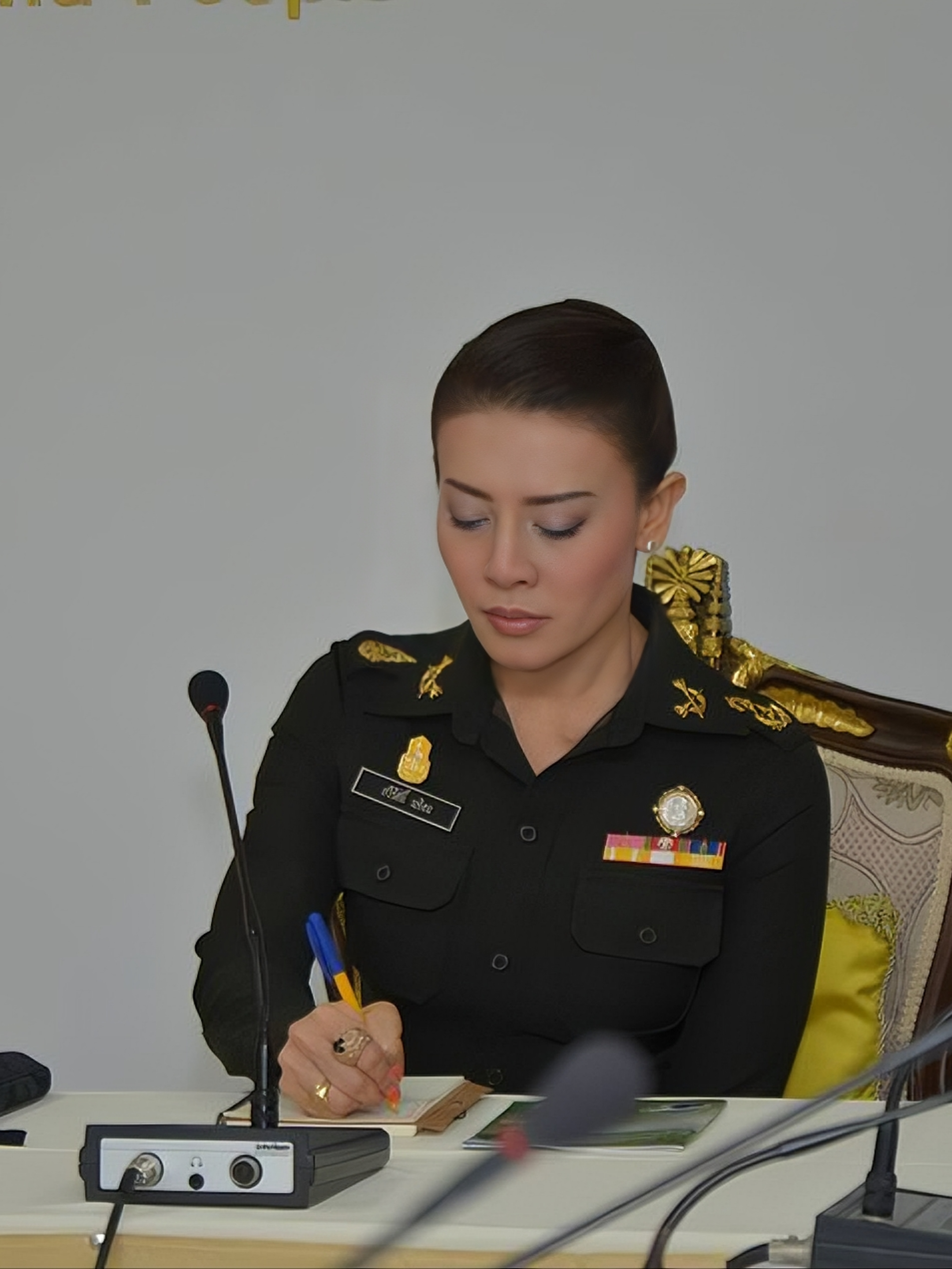 身穿军装的西拉米王妃,可以称得上倾国倾城