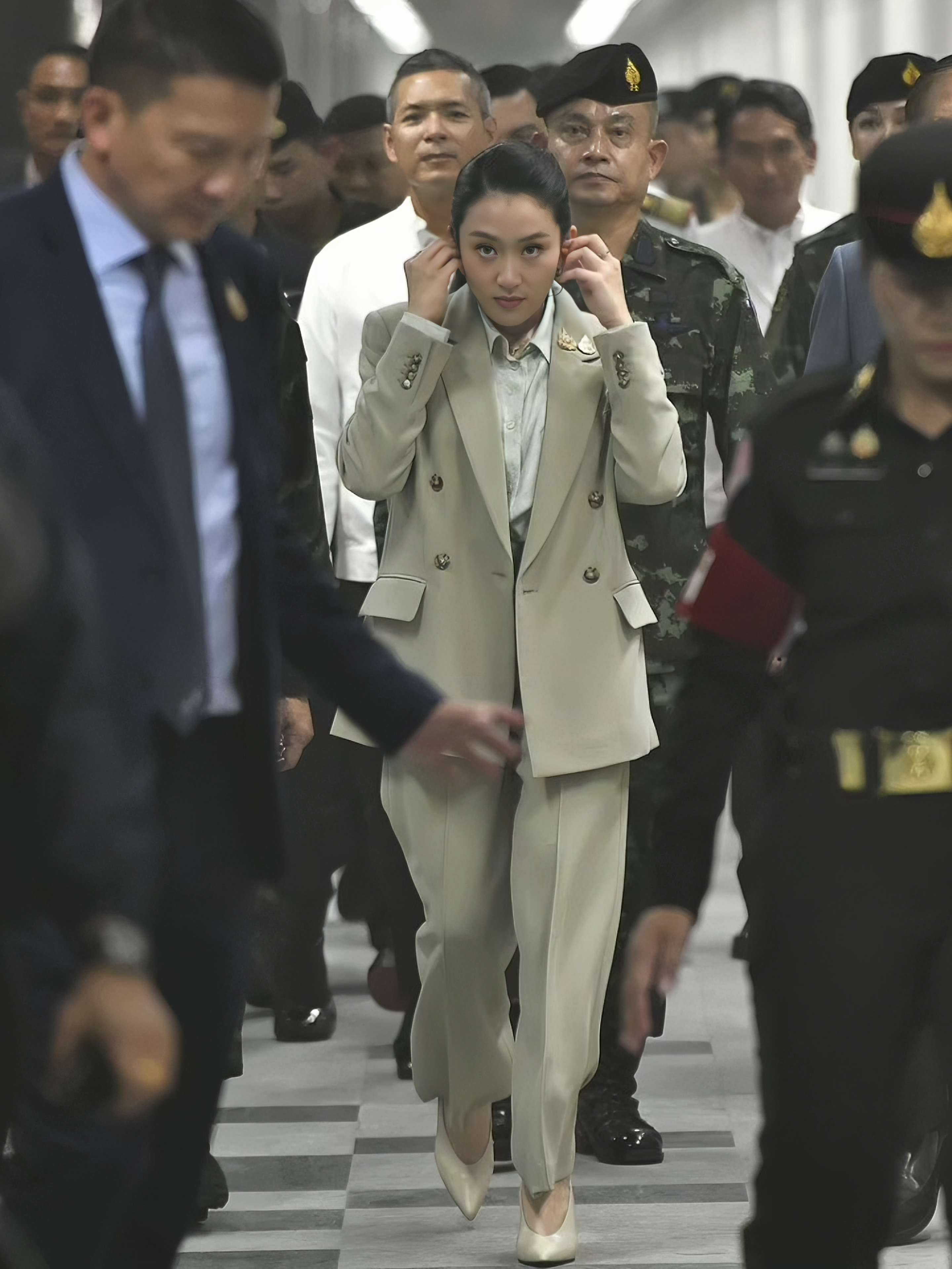 佩通坦西装造型又飒又美像极了霸道女总裁 2025年6月27日泰国总理