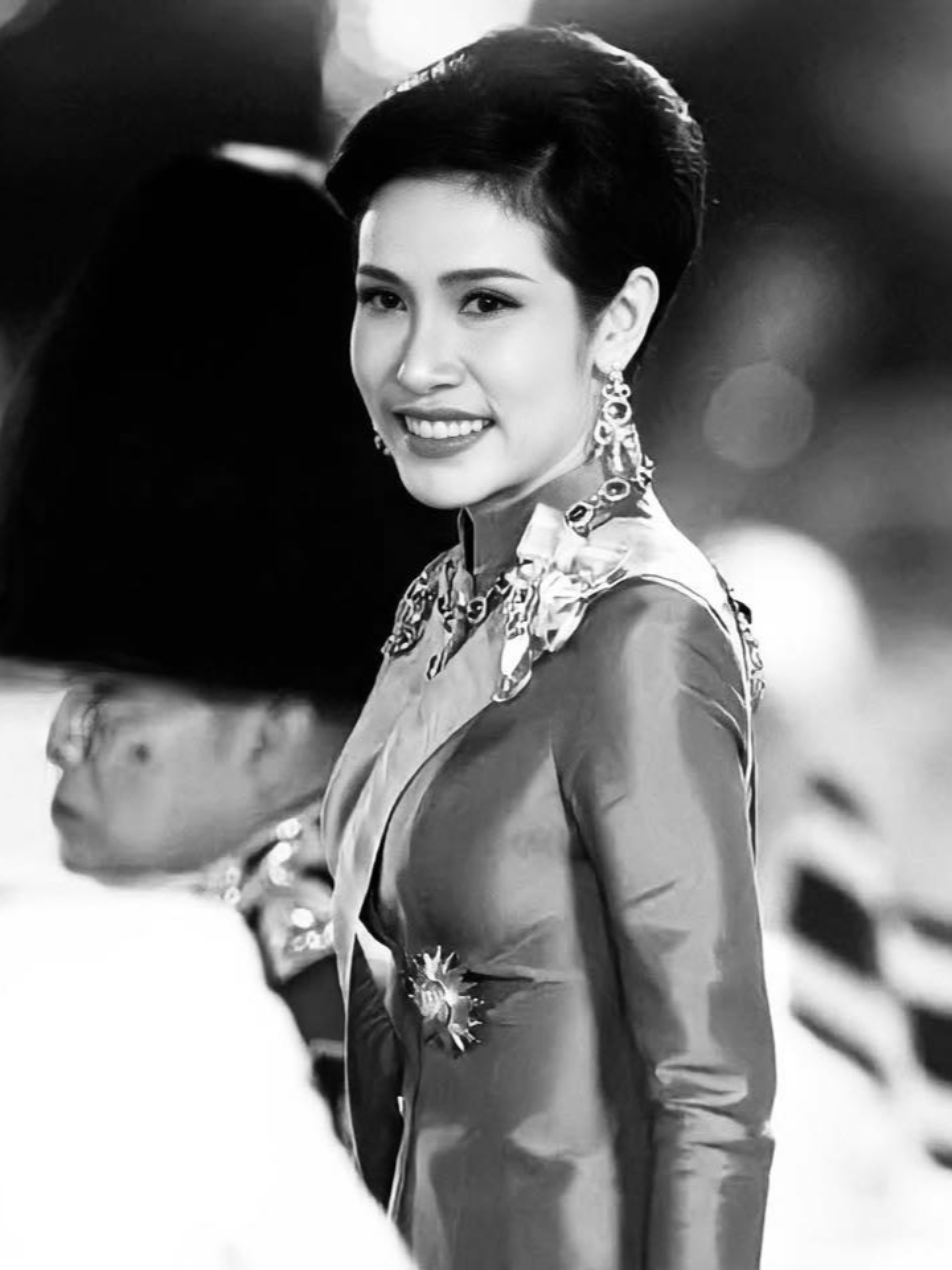 诗妮娜拥有盛世美颜,身穿黑丧服照样惊艳 三年前,诗妮娜因与王后争