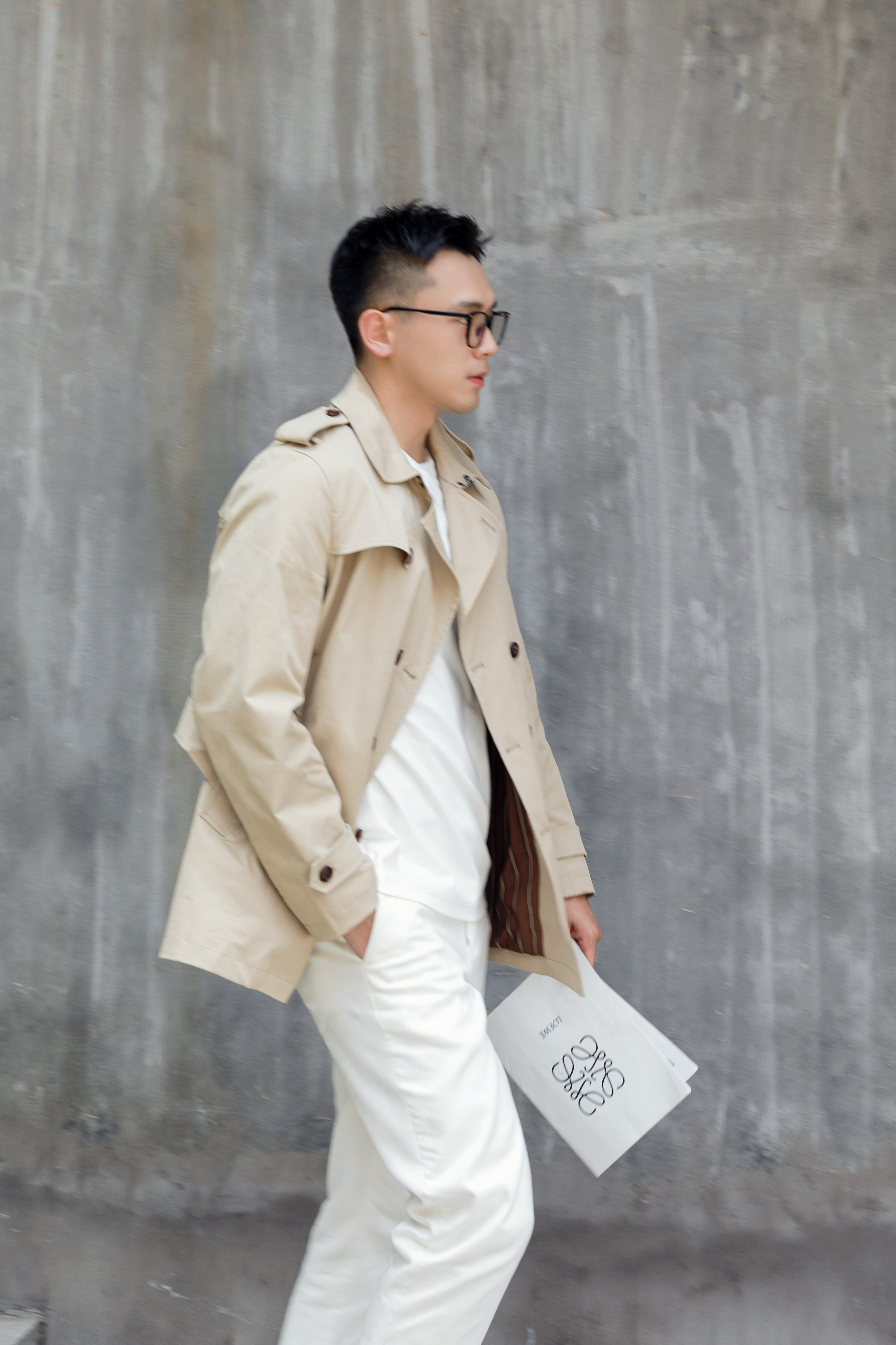 又到了风衣c位的季节~ 以一件质感有型的卡其色风衣 定义职场型男的