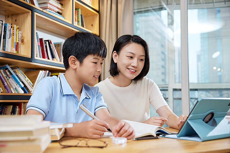 大人教育小孩妈妈和上高中儿子图片大全教育孩子图片教育孩子学习图片