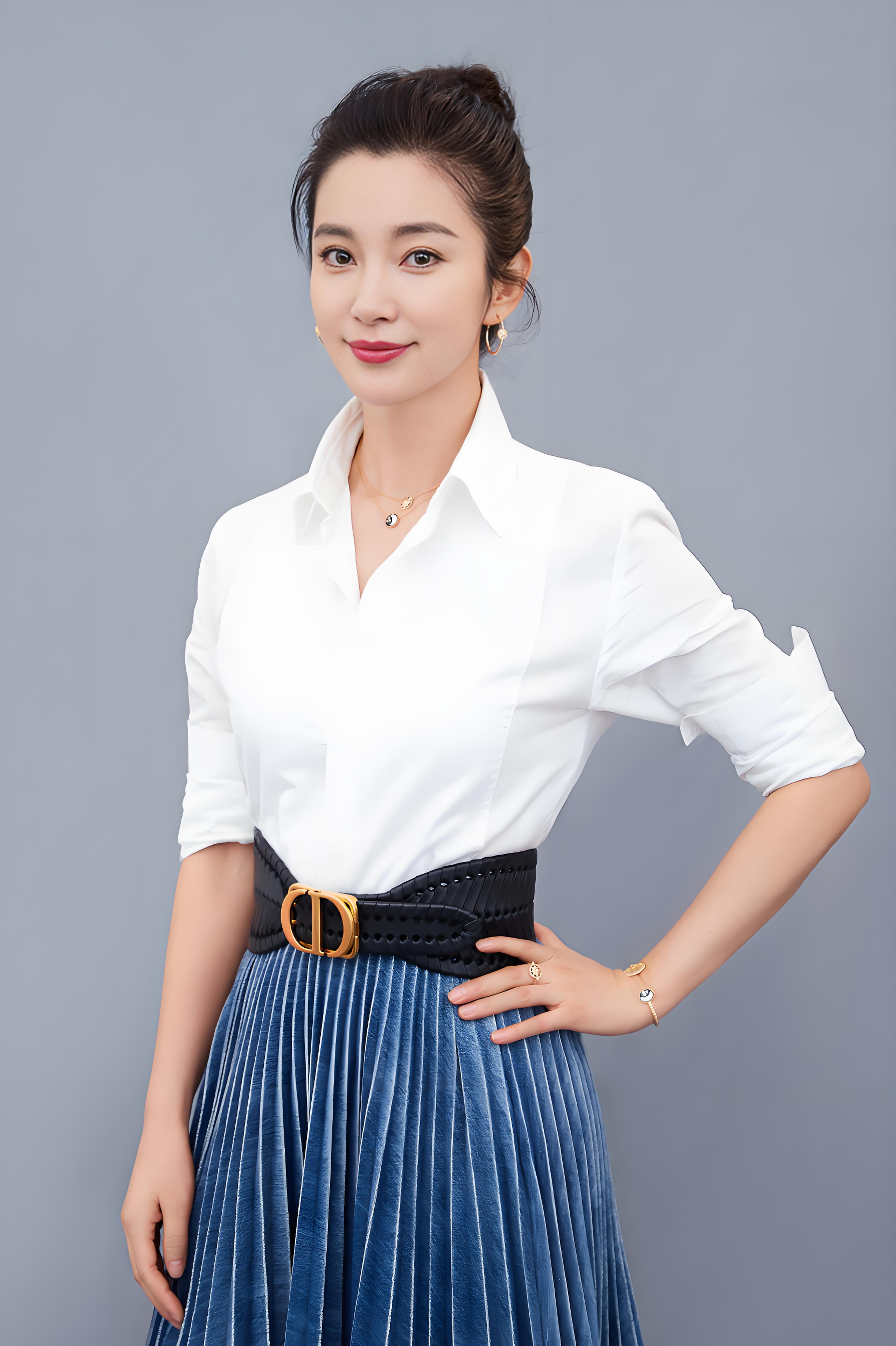 李冰冰,这位在华语影坛熠熠生辉的璀璨明星,以其非凡