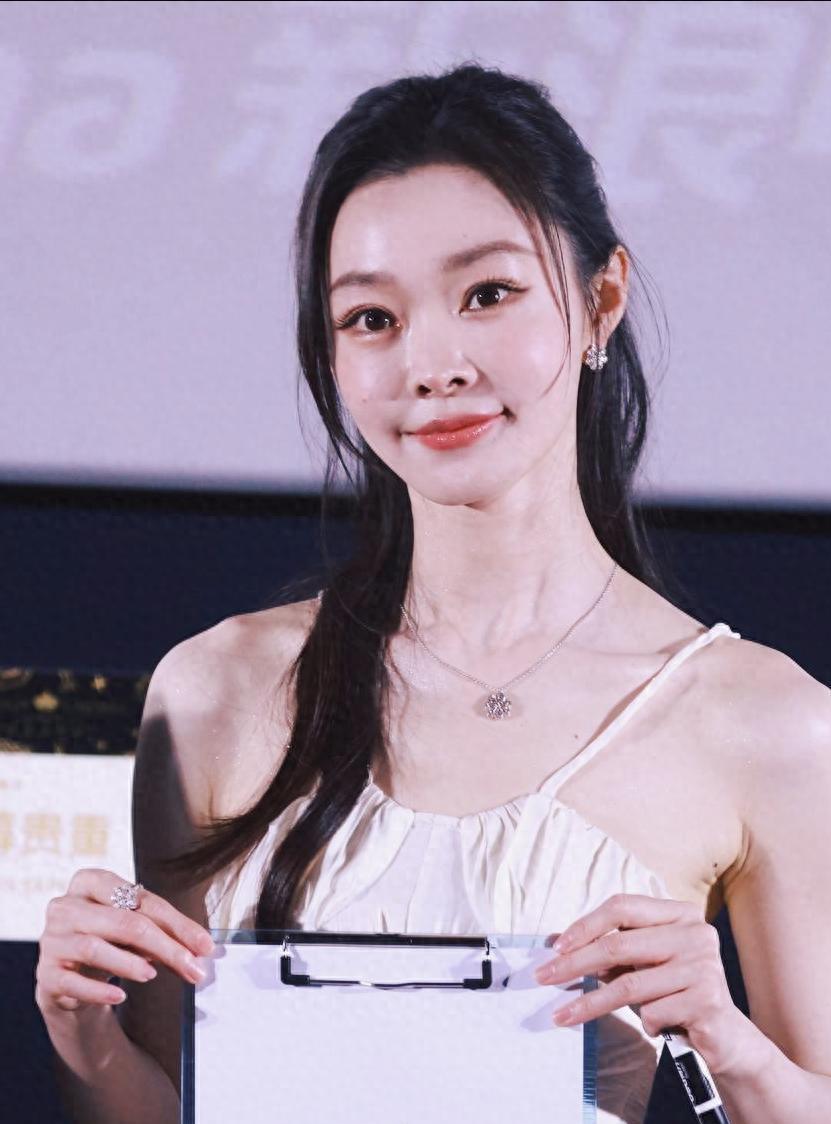 35岁的宋轶,鼻子和嘴巴变大,她却把锅甩给了化妆师,医美过度疑云缠身