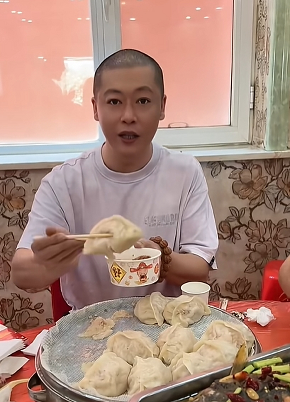 谢永强减肥成功后,不仅人看上去年轻了很多岁,就