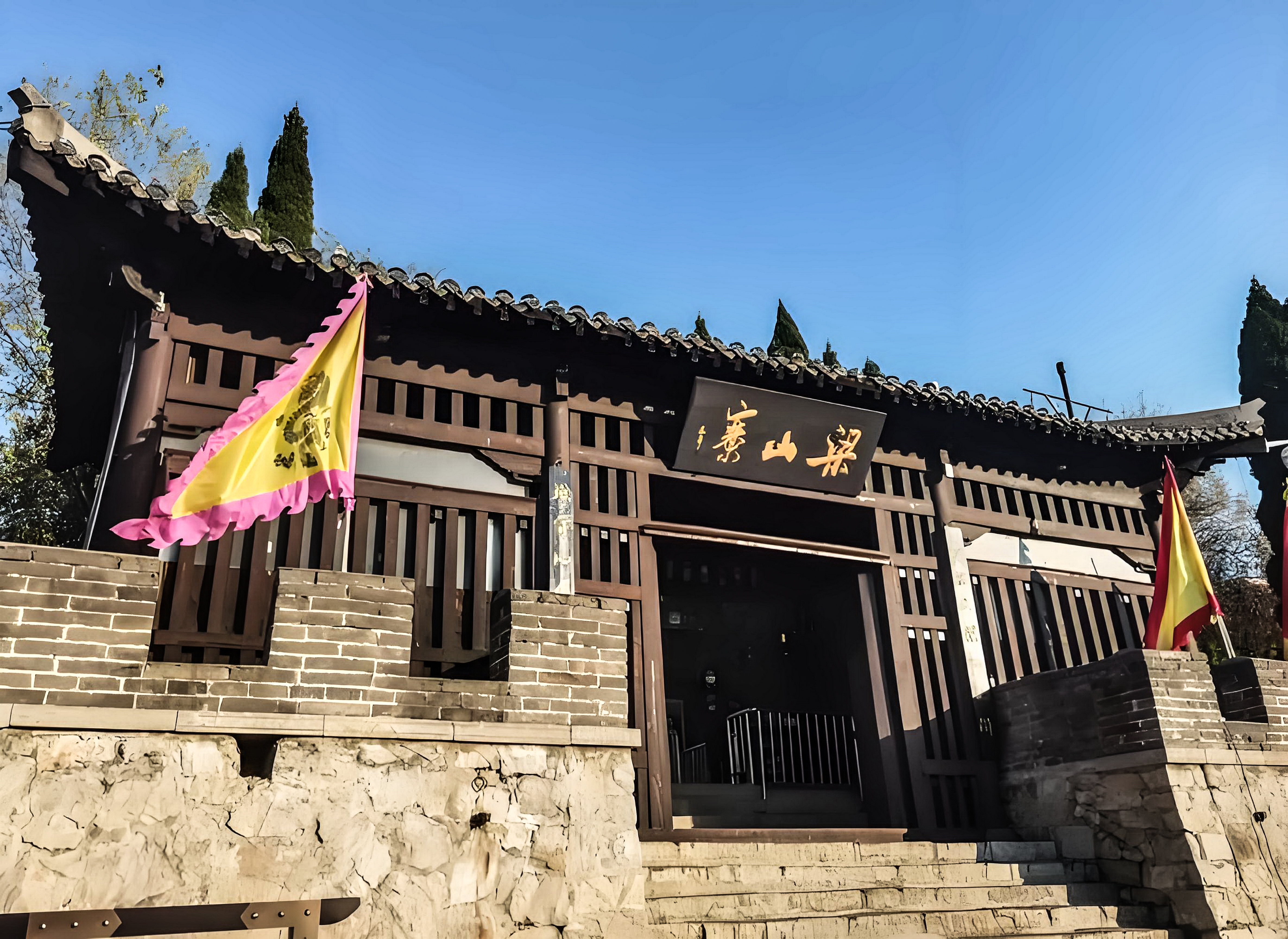 然而游过之后首先觉得,它是一座 aaaa 级景区,毕竟是《水浒传》中一百