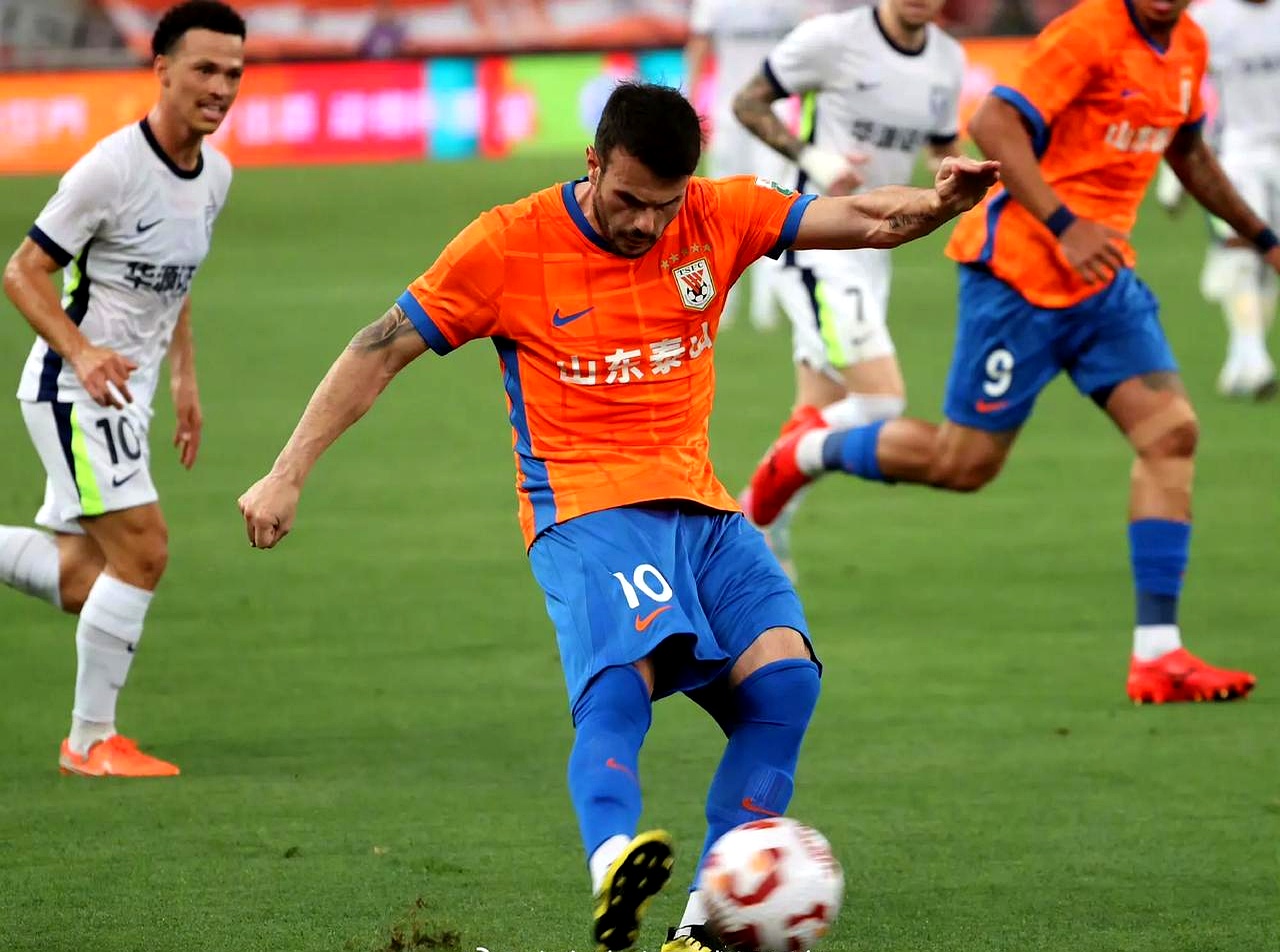 虽然山东泰山3:1赢了武汉三镇,但看看人家北京国安,多一人领先鲁能时 