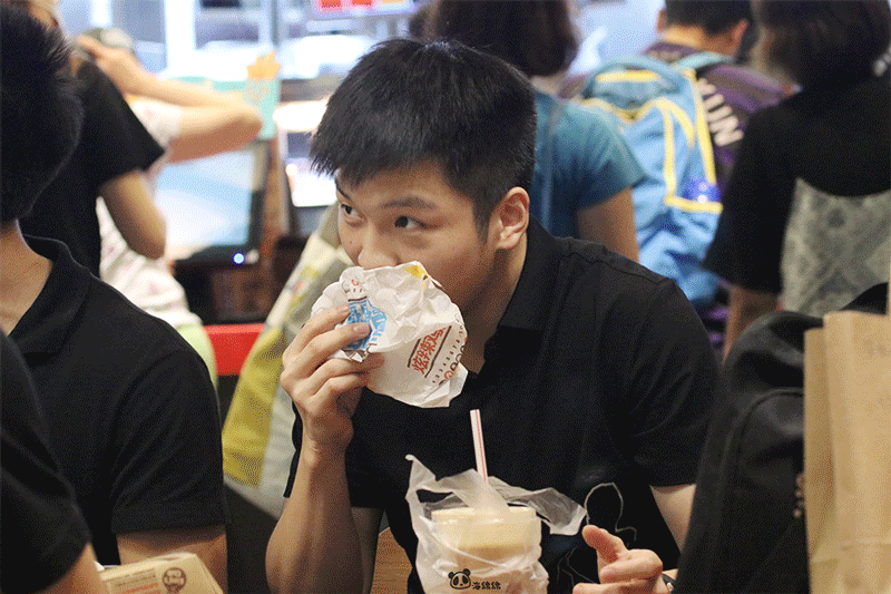 樊振东喝上了秋天第一杯奶茶