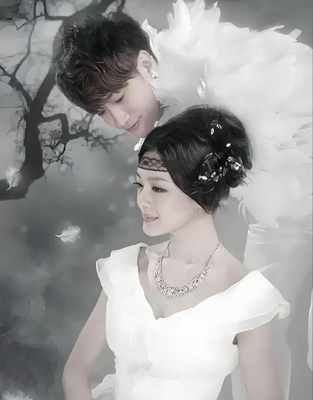大s将最美婚纱照留在了《泡沫之夏》,那个时期的她美得令人惊艳