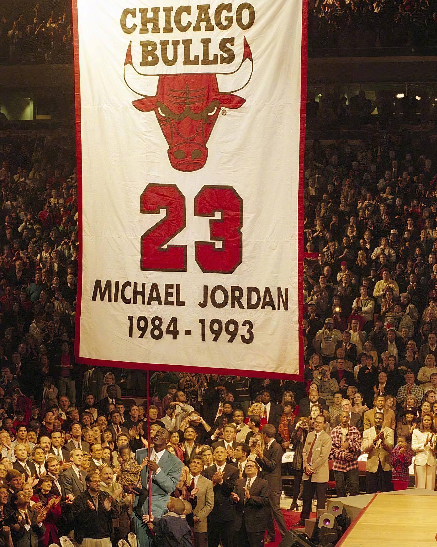 nba老照片:1994年11月1日,芝加哥公牛队在新球馆联合中心宣布,将乔丹