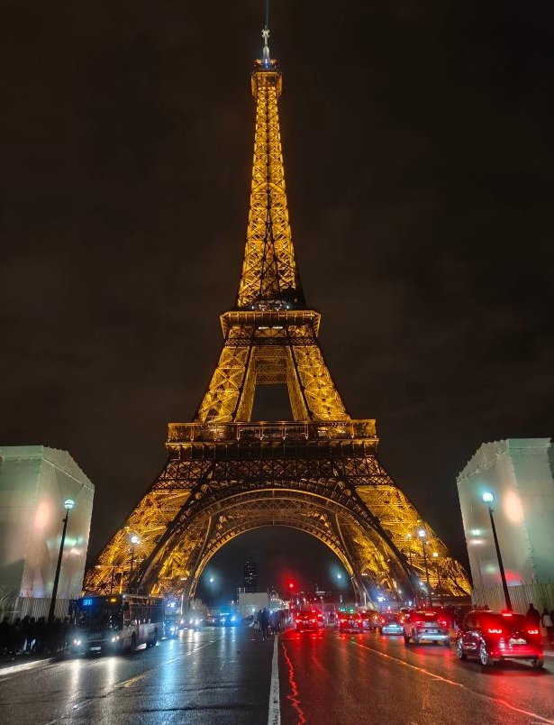 艾菲尔巴黎铁塔简介: 艾菲尔铁塔是法国巴黎的标志性建筑之一,也是