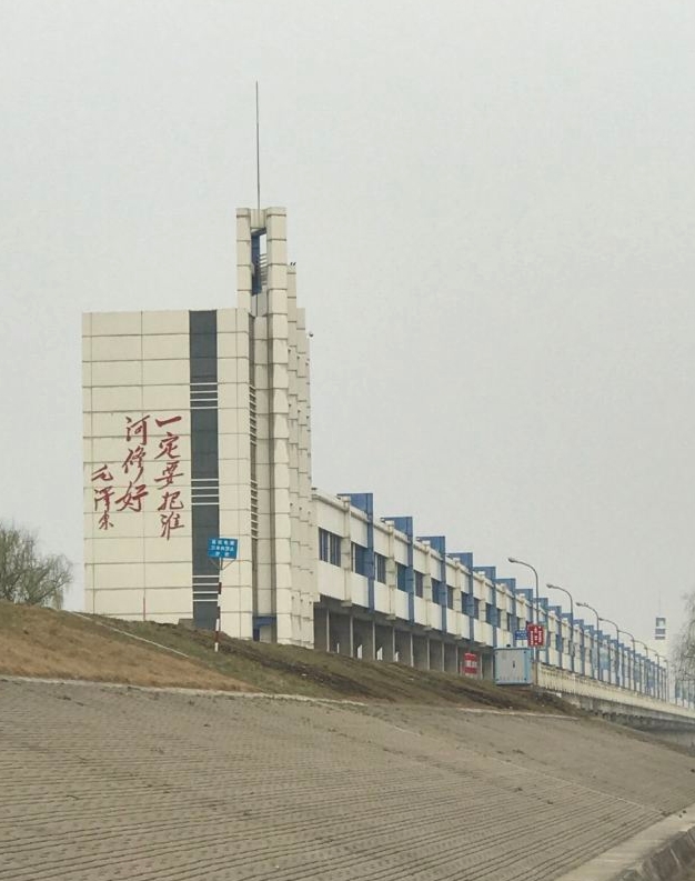 临淮岗的主坝,南副坝,北副坝三坝总长76.