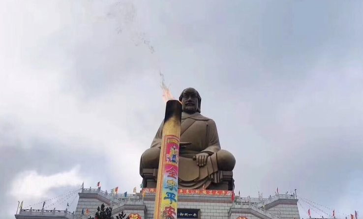 赤山大佛游玩攻略: 基本信息: - **高度:赤山明神铜像高达58.