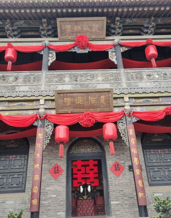 山西乔家大院详细介绍: 乔家大院是一处位于山西省晋中市祁县乔家堡村