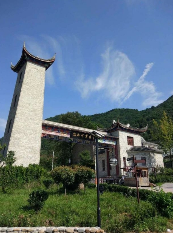 鸡公山景区 鸡公山因为山势宛如一只昂首展翅,引颈啼鸣的雄鸡而得 