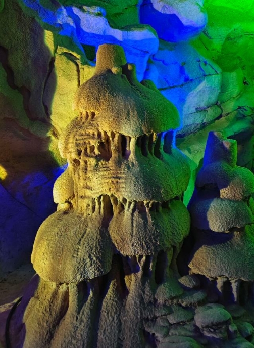 门票价格:成人游览票约100元,包含峡谷景观,溶洞等;成人大通票约