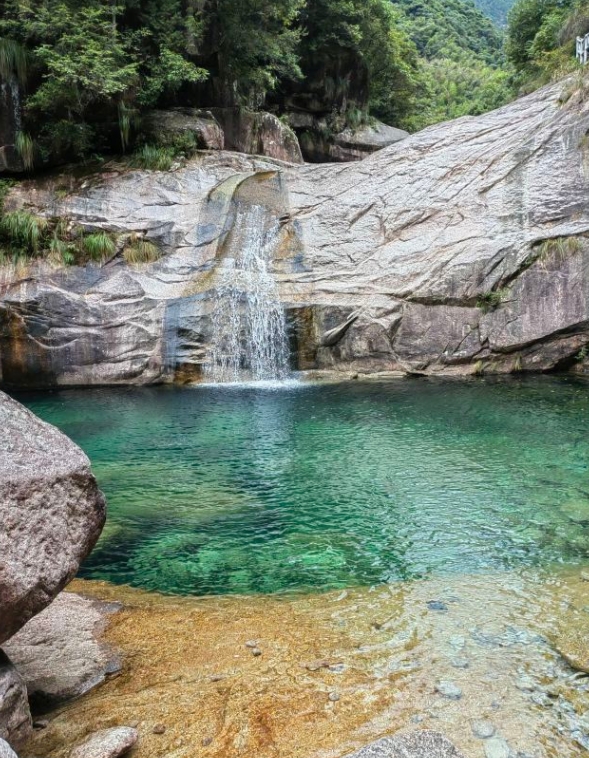 别称"情人谷",是一处位于中国安徽省黄山市汤口镇的著名景点,坐落于