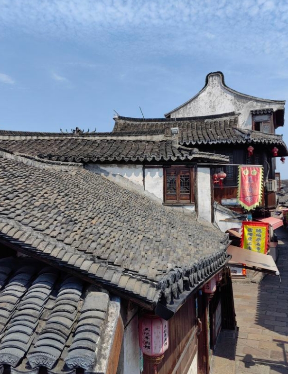 新场古镇景点介绍: 历史背景: 新场古镇古称"石笋里",始建于南宋建炎