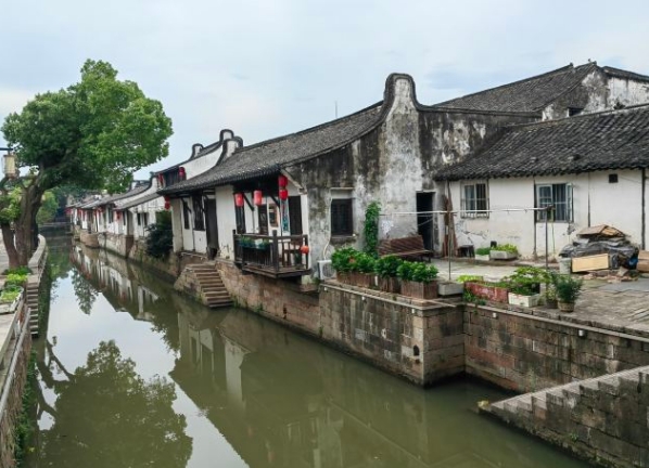 新场古镇景点介绍: 历史背景: 新场古镇古称"石笋里",始建于南宋建炎