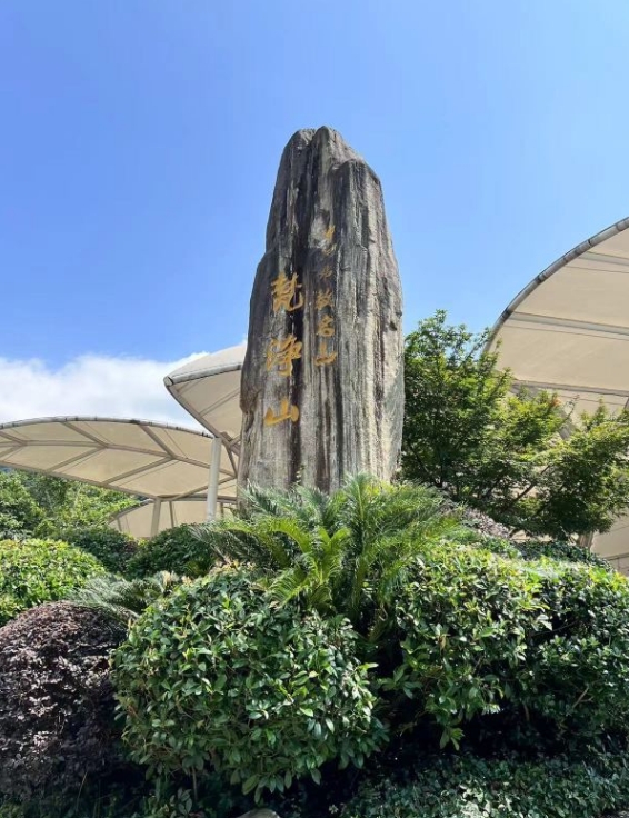 梵净山在哪里: 梵净山,被誉为"梵天净土",是一处集自然美景与佛教文化