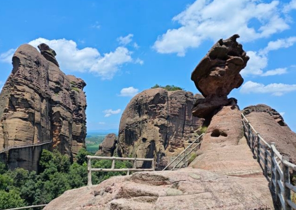 龟峰一日游最佳线路: 龟峰,又名圭峰,是位于江西省上饶市弋阳县的一处
