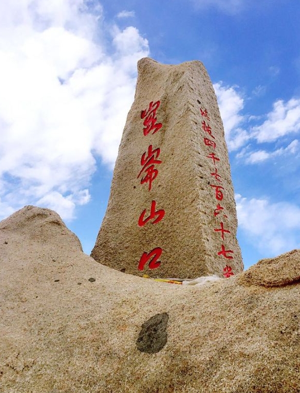 昆仑山游玩攻略一日游: - 地理位置:昆仑山脉横贯新疆,西藏和青海,全