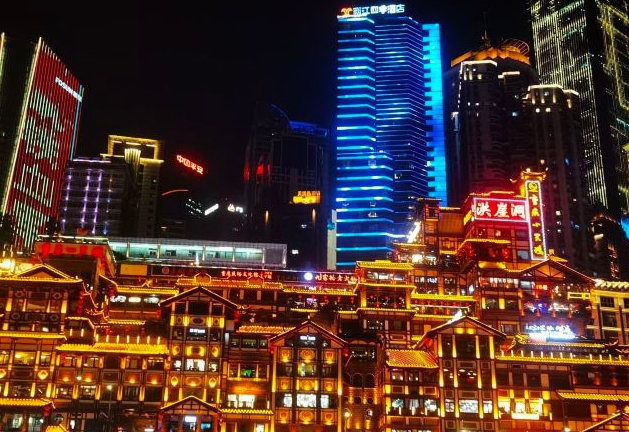 洪崖洞是重庆的标志性景点之一,以其独特的巴渝传统"吊脚楼"建筑访膊