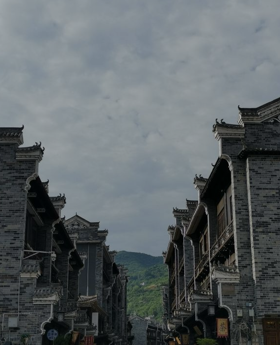 漫川古镇,一个充满历史韵味与文化底蕴的古镇,位于陕西省商洛市山趑