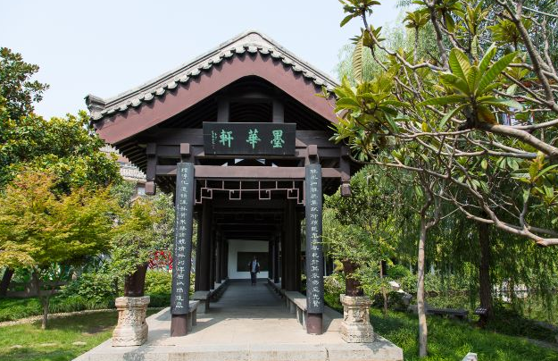 这里不仅是王羲之的出生地和幼年居住地,也是他刻苦练字,洗砚的地方