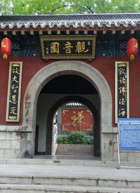 千佛山景区游玩攻略一日游: 千佛山位于山东省济南市,是济南三大名胜