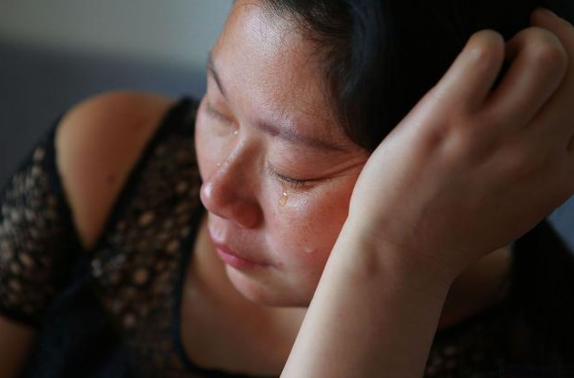 崩溃中年在医院准嫂子哭泣女人蹲在医院门口哭的样子伤心照片 绝望