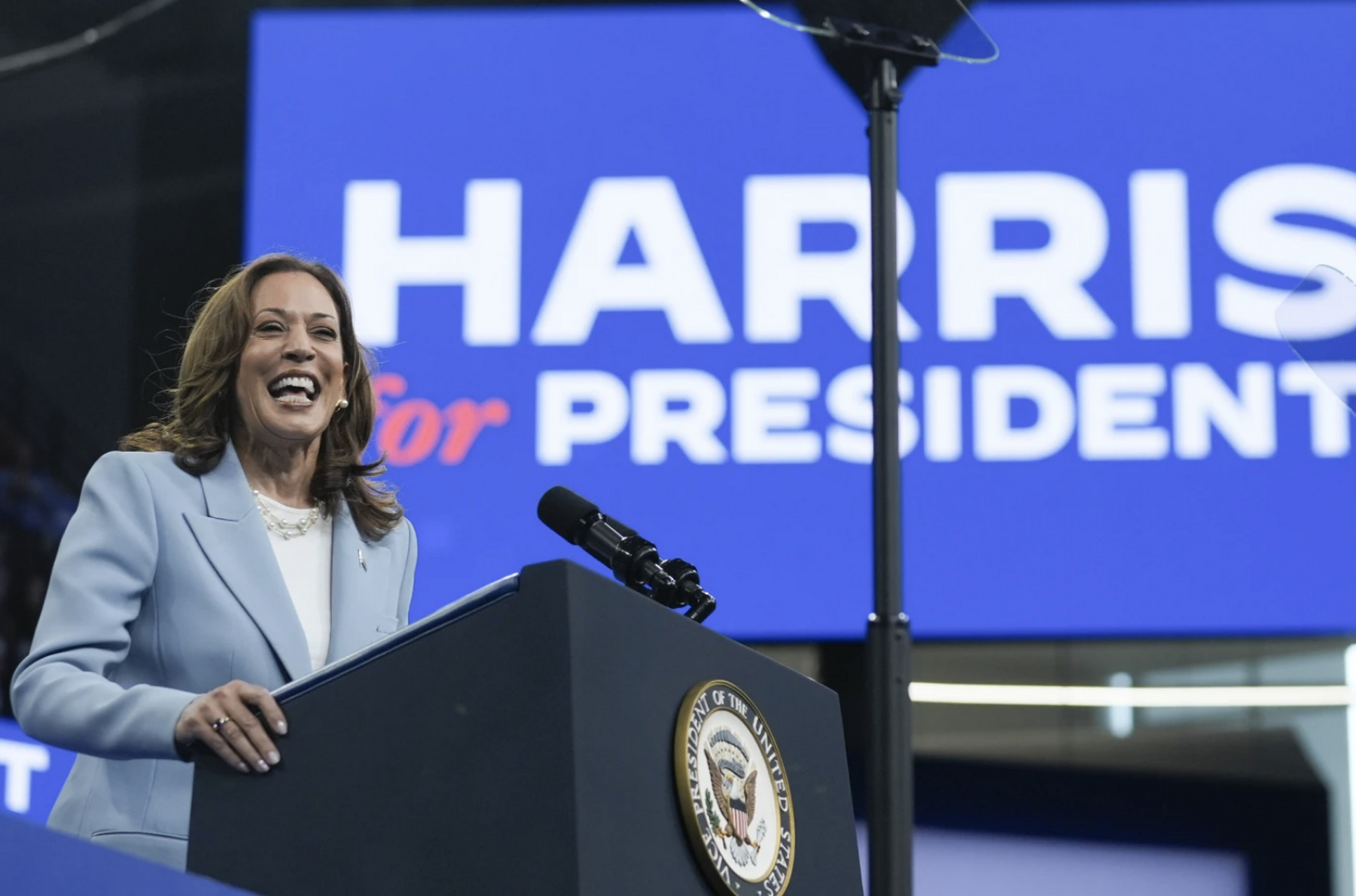 《美联社》日报道,当地时间8月2美国副总统哈里斯竞选团队宣布在7月