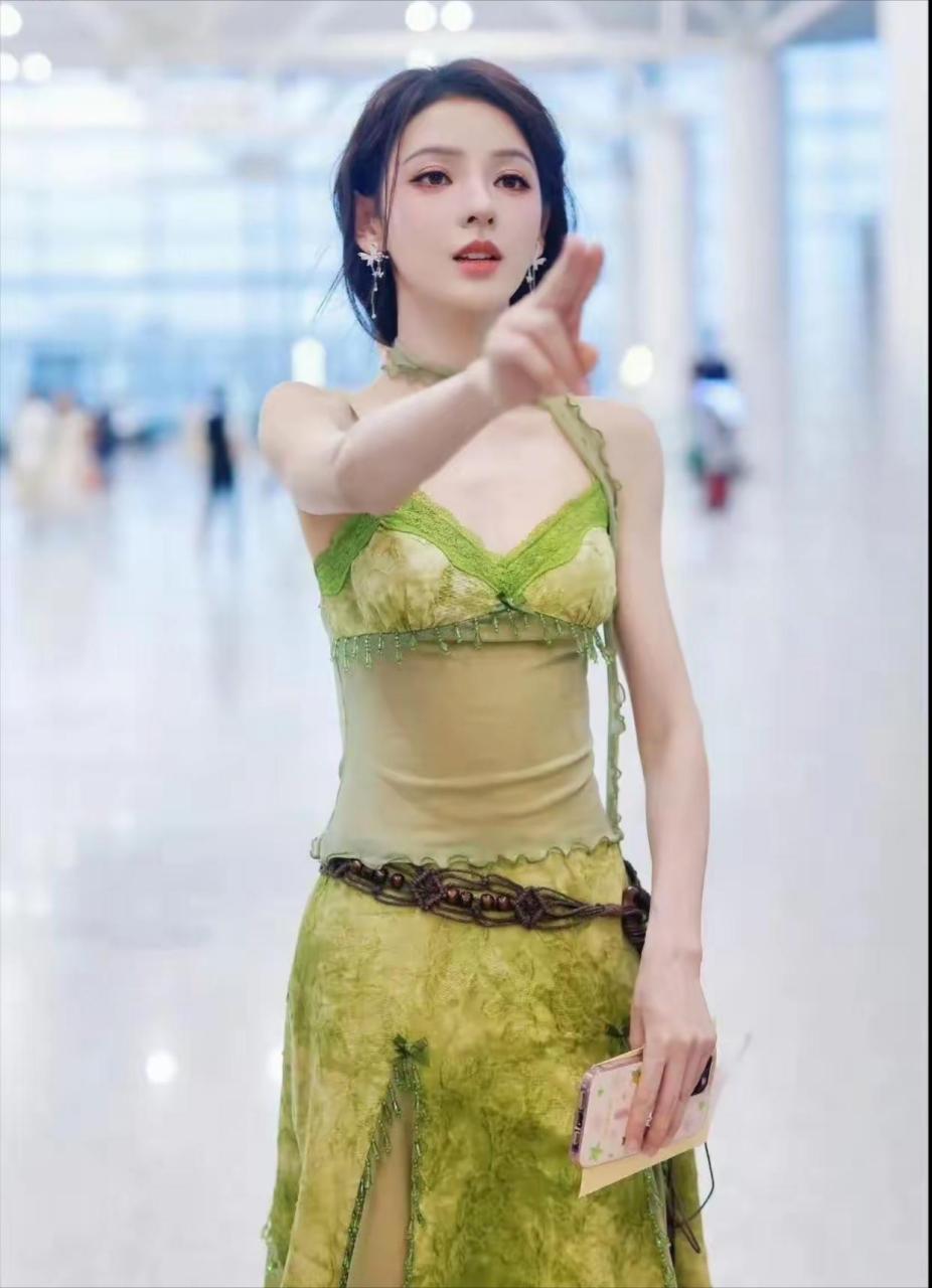 张予曦穿透明小背心,苗条紧致,身材和脸蛋儿都绝美!