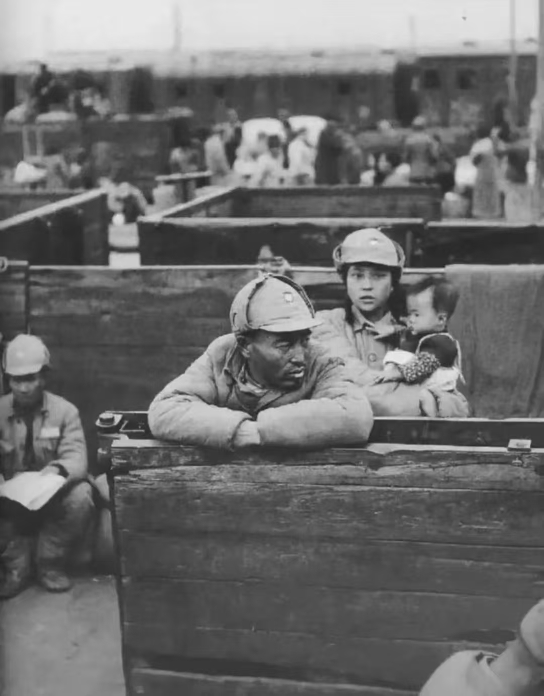 照片   在这张拍摄于上海码头的黑白照片中,记录了一个特殊的历史瞬间