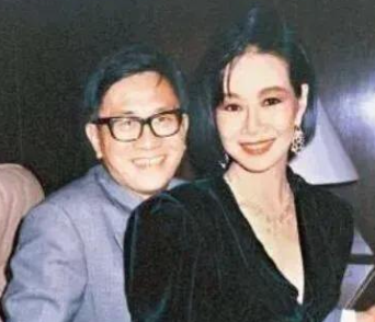 1975年,香港"四大才子"之一的黄霑在妻子华娃怀三胎的关键时刻,与