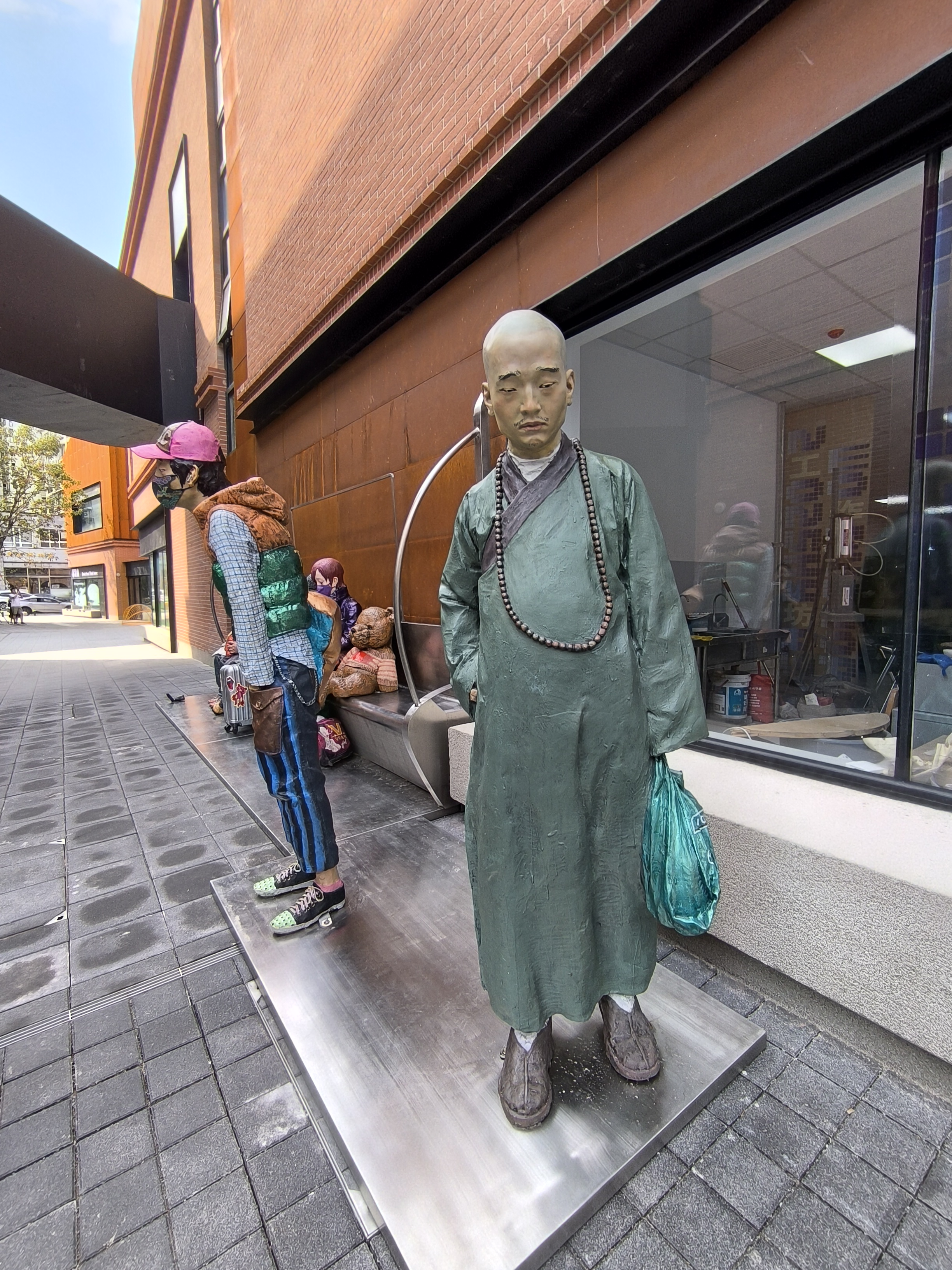 街区内布满造型另类的巨型雕塑艺术品,刚刚对外开放就已经成为了众多