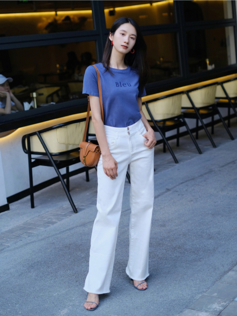 蓝色t恤搭配白色的阔腿裤,修饰身材比例,简单清爽又时髦,是我们普通