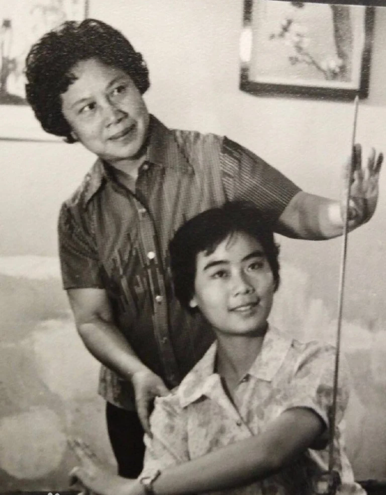 八十年代,越剧大师徐玉兰向一位学生亲授舞台表演技巧,这位学生现在已